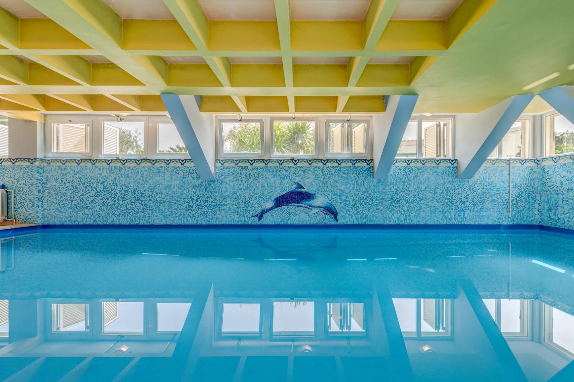 Blue Dolphin Apartment - Private Indoor Pool, Jacuzzi, Garden Split Kültér fotó