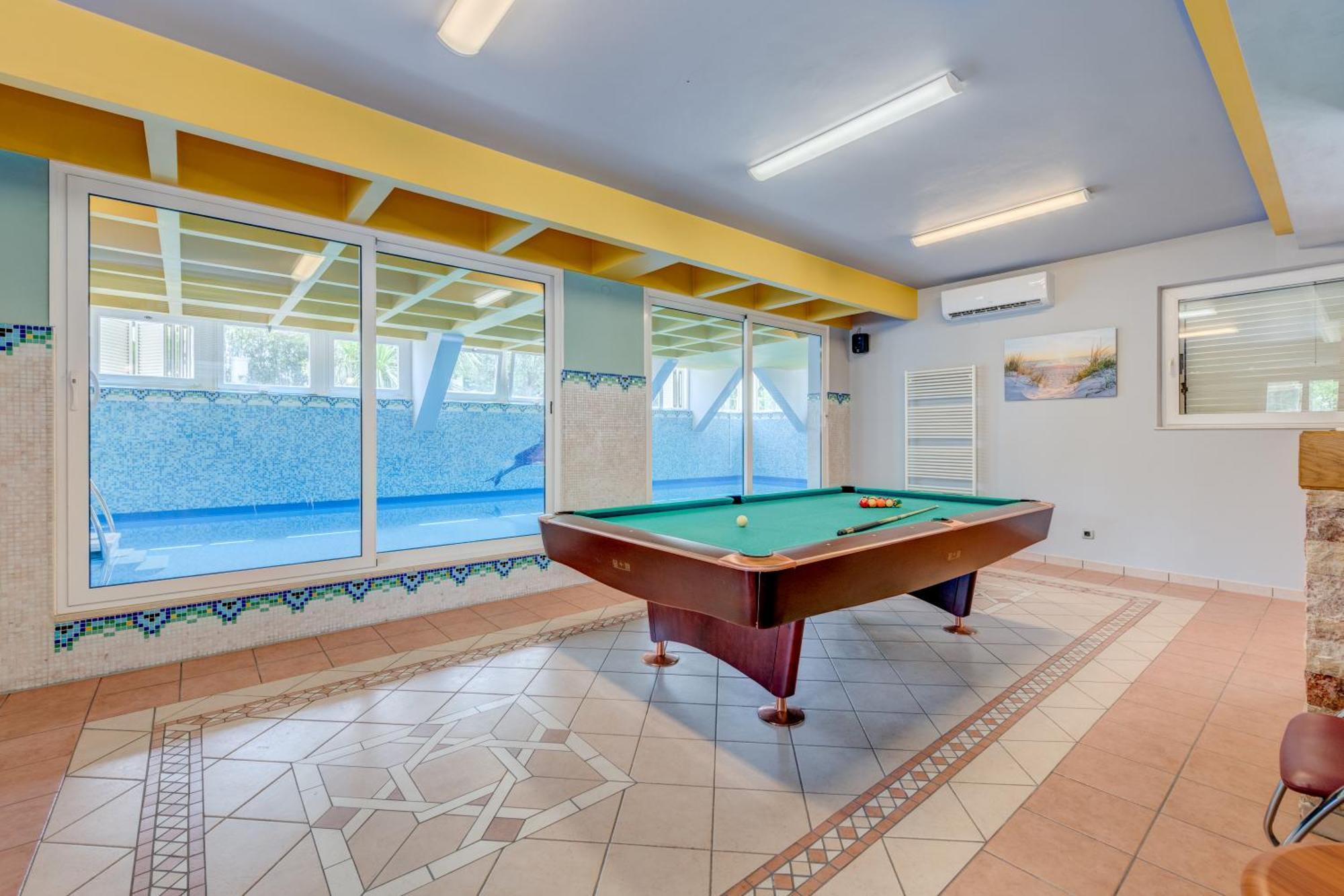 Blue Dolphin Apartment - Private Indoor Pool, Jacuzzi, Garden Split Kültér fotó