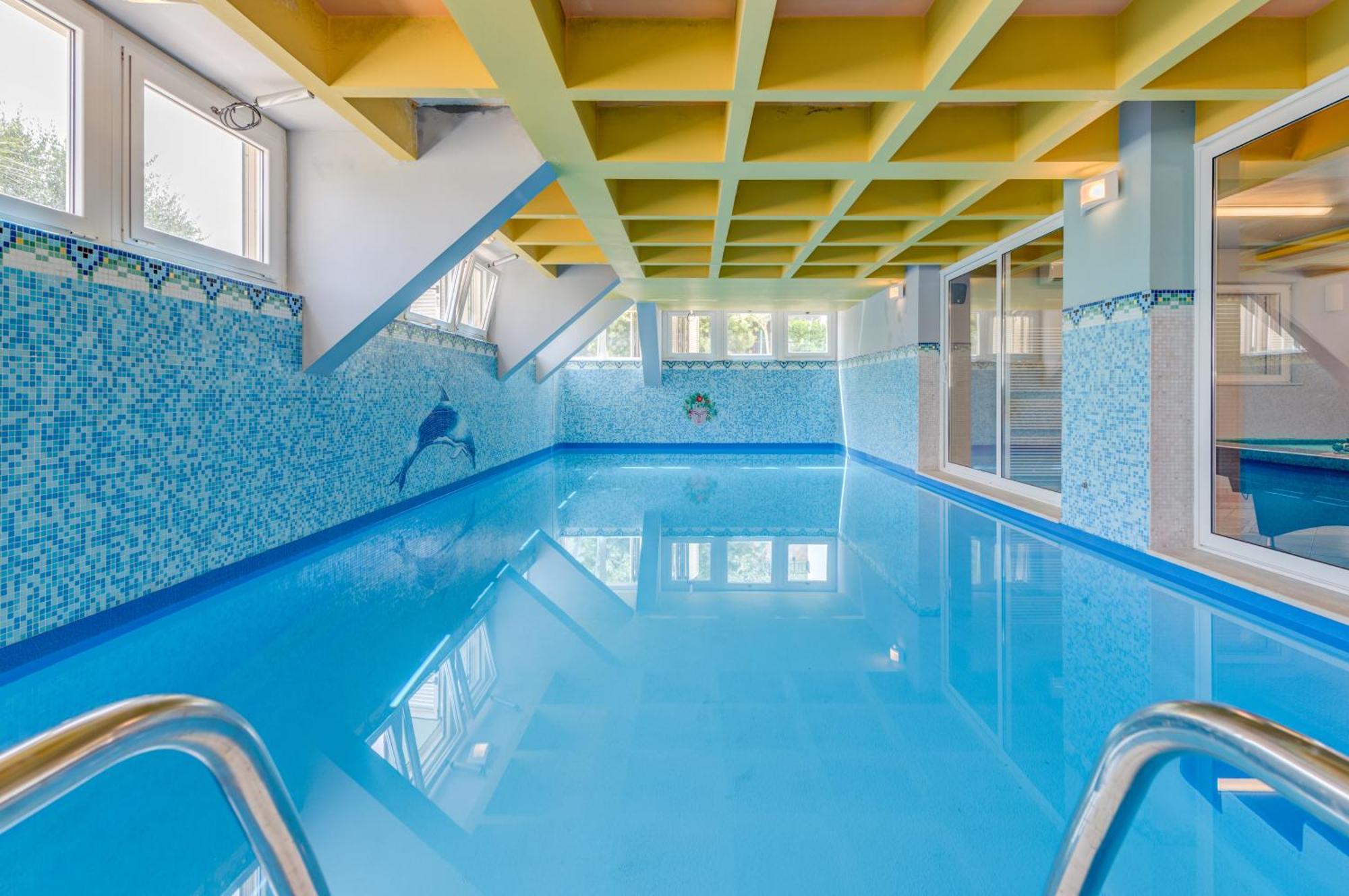 Blue Dolphin Apartment - Private Indoor Pool, Jacuzzi, Garden Split Kültér fotó