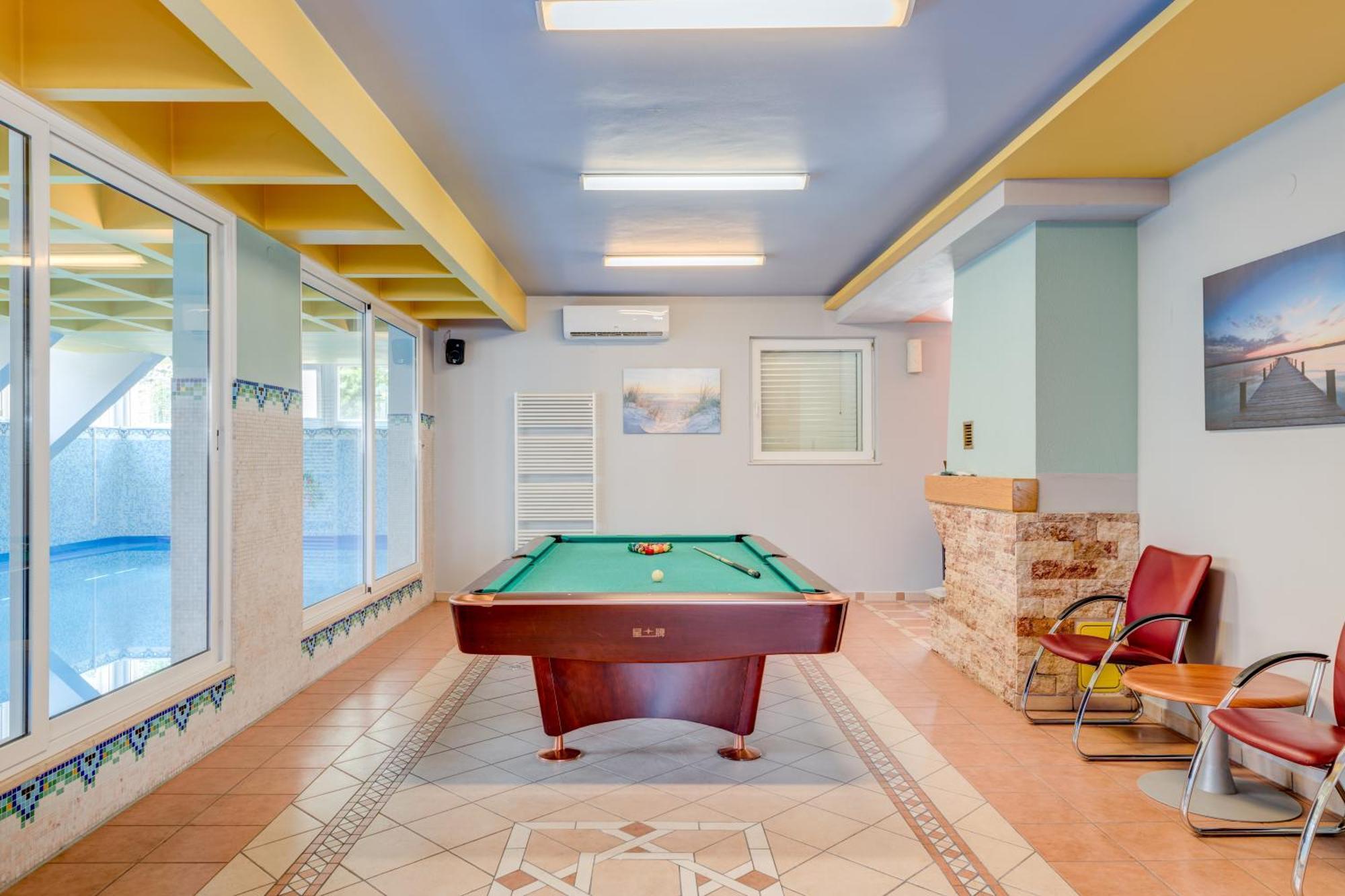 Blue Dolphin Apartment - Private Indoor Pool, Jacuzzi, Garden Split Kültér fotó