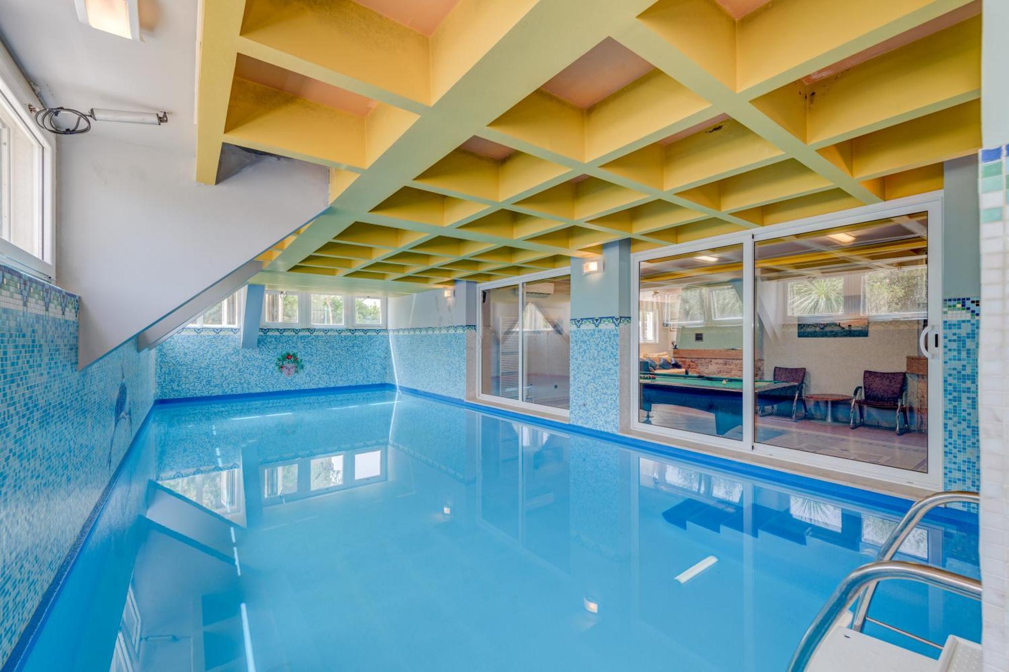 Blue Dolphin Apartment - Private Indoor Pool, Jacuzzi, Garden Split Kültér fotó