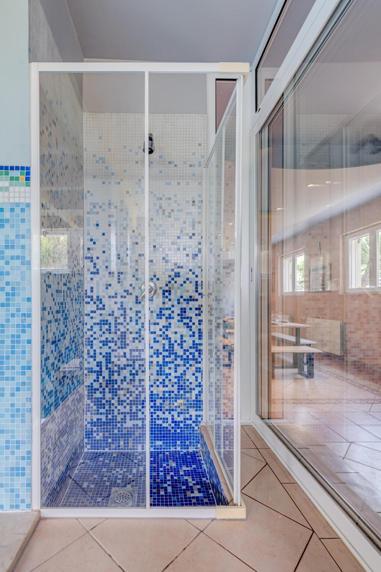 Blue Dolphin Apartment - Private Indoor Pool, Jacuzzi, Garden Split Kültér fotó