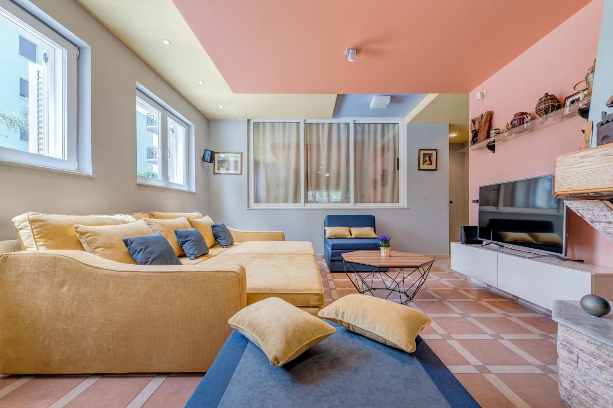 Blue Dolphin Apartment - Private Indoor Pool, Jacuzzi, Garden Split Kültér fotó