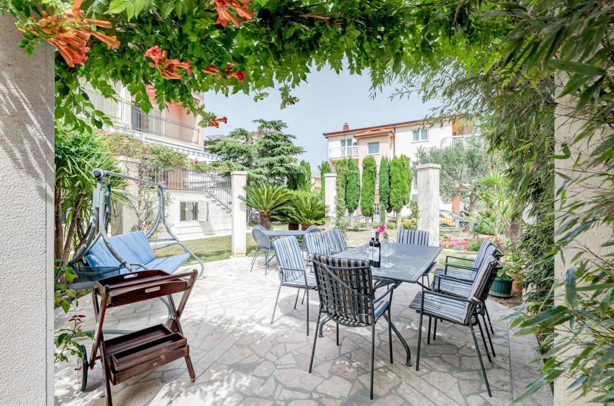 Blue Dolphin Apartment - Private Indoor Pool, Jacuzzi, Garden Split Kültér fotó