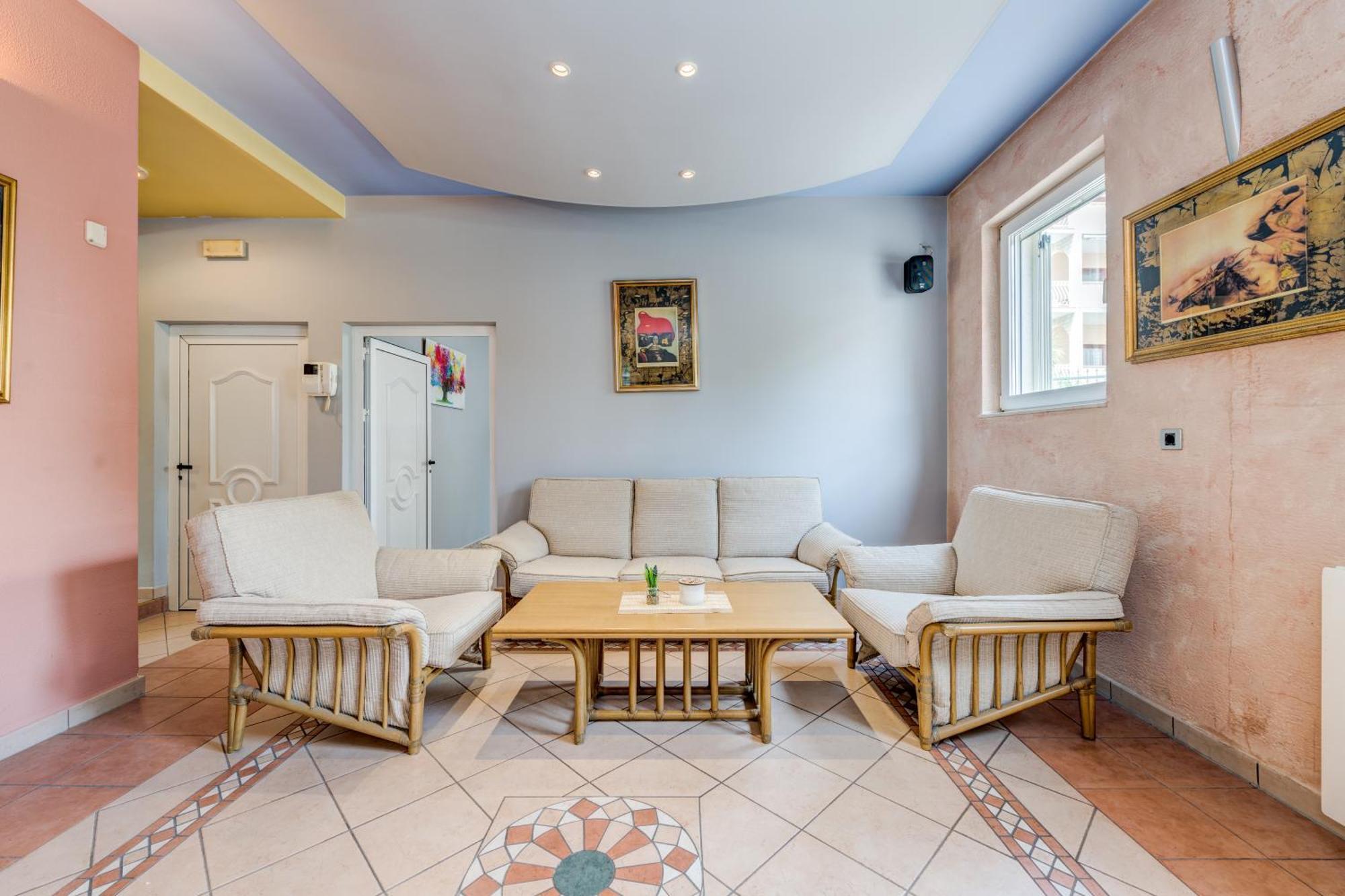 Blue Dolphin Apartment - Private Indoor Pool, Jacuzzi, Garden Split Kültér fotó
