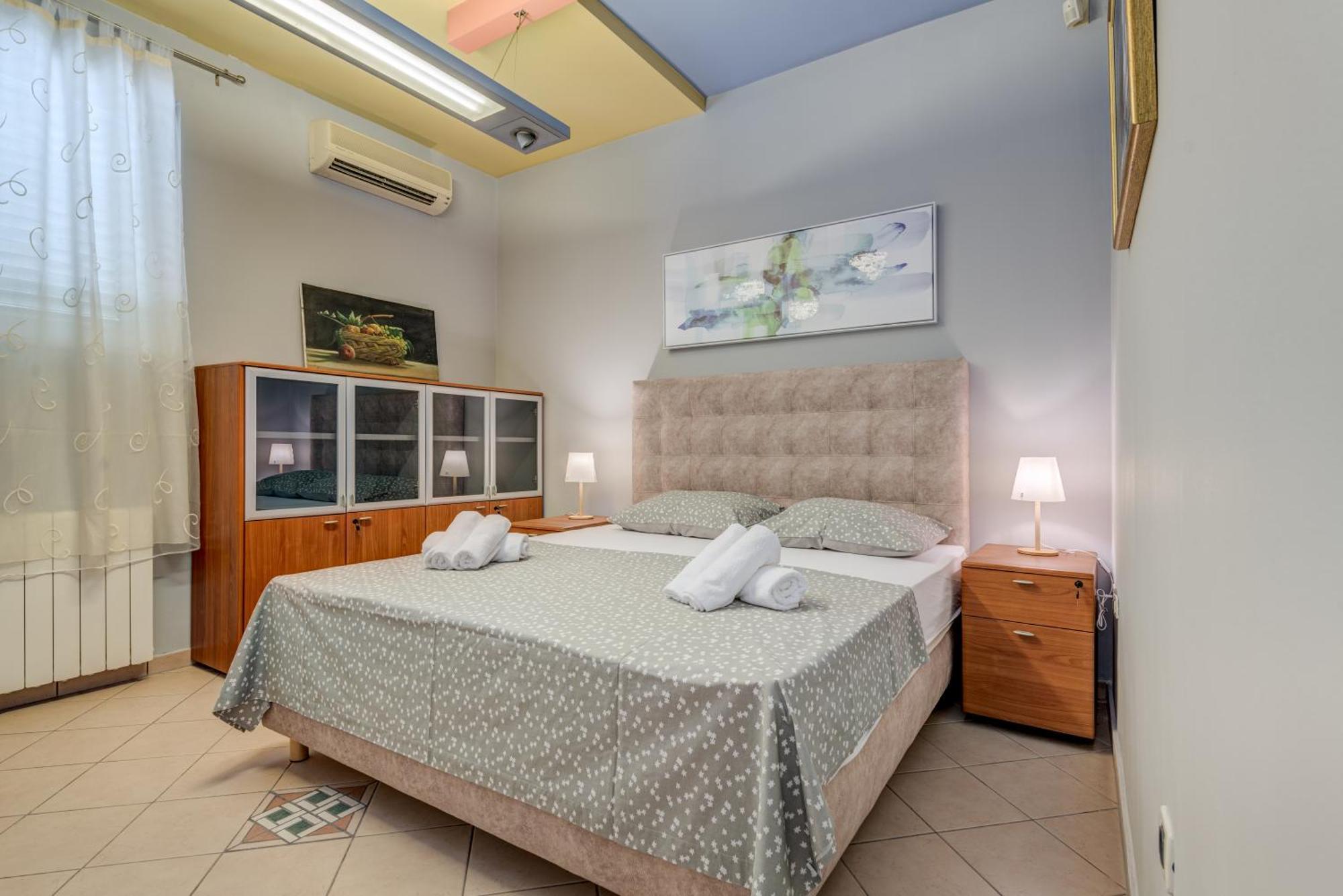 Blue Dolphin Apartment - Private Indoor Pool, Jacuzzi, Garden Split Kültér fotó