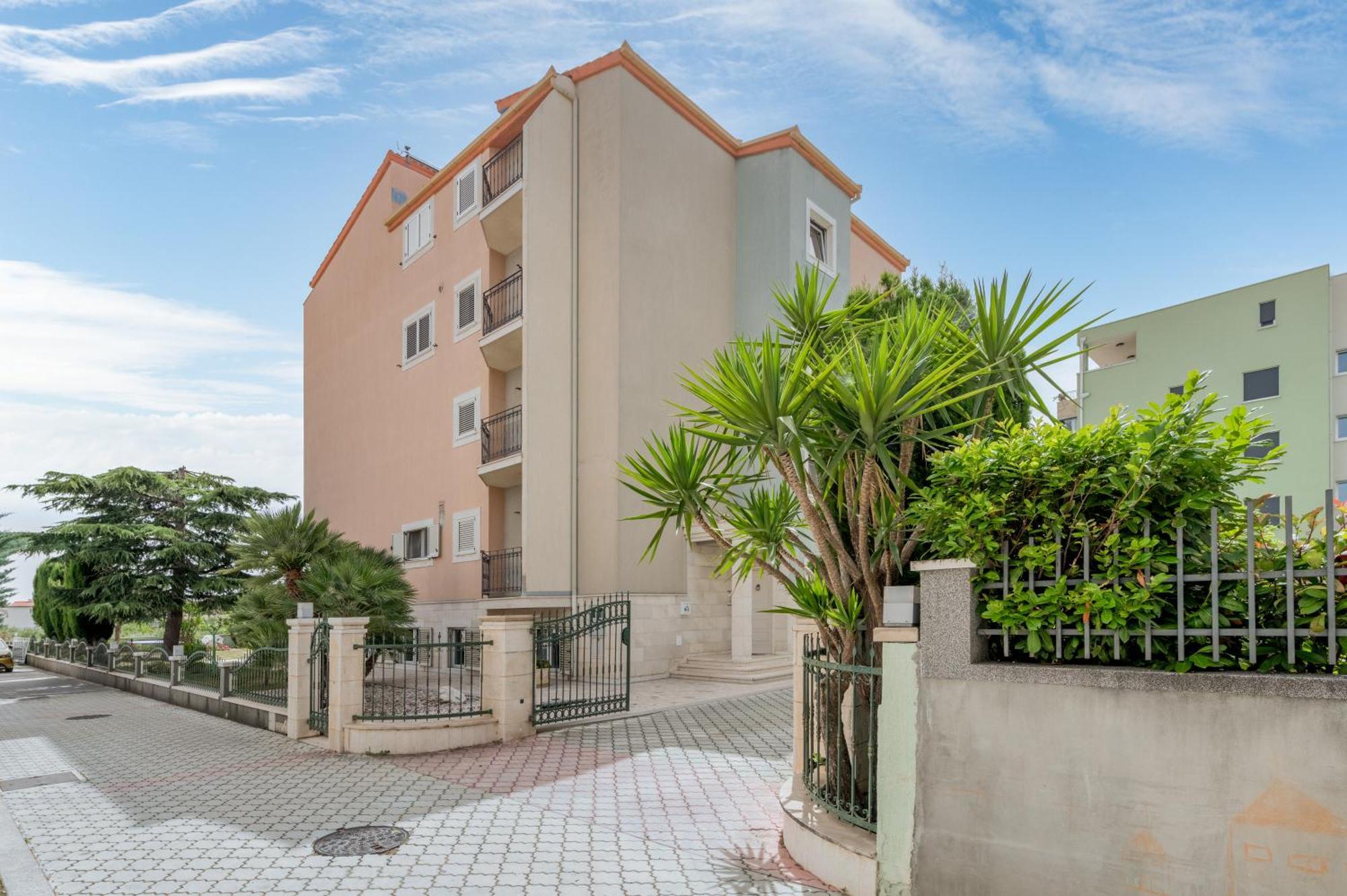 Blue Dolphin Apartment - Private Indoor Pool, Jacuzzi, Garden Split Kültér fotó
