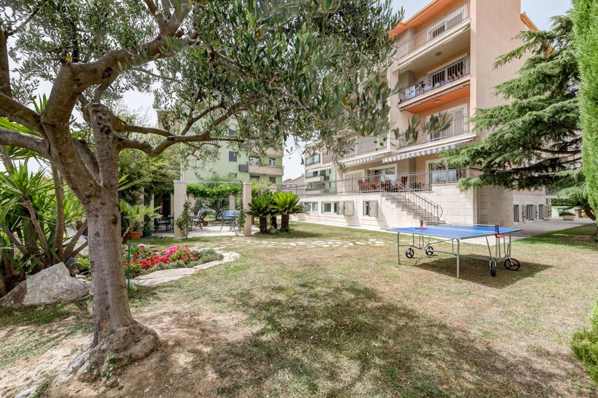 Blue Dolphin Apartment - Private Indoor Pool, Jacuzzi, Garden Split Kültér fotó