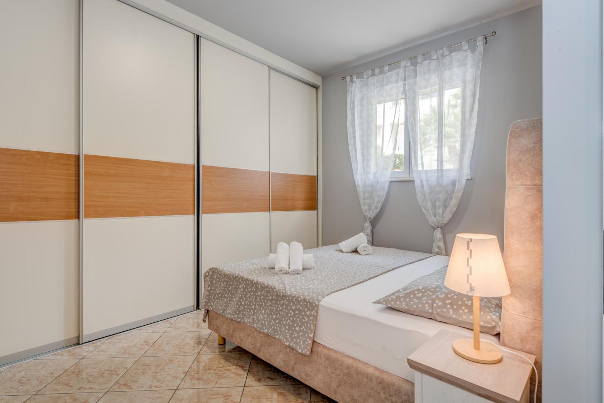 Blue Dolphin Apartment - Private Indoor Pool, Jacuzzi, Garden Split Kültér fotó