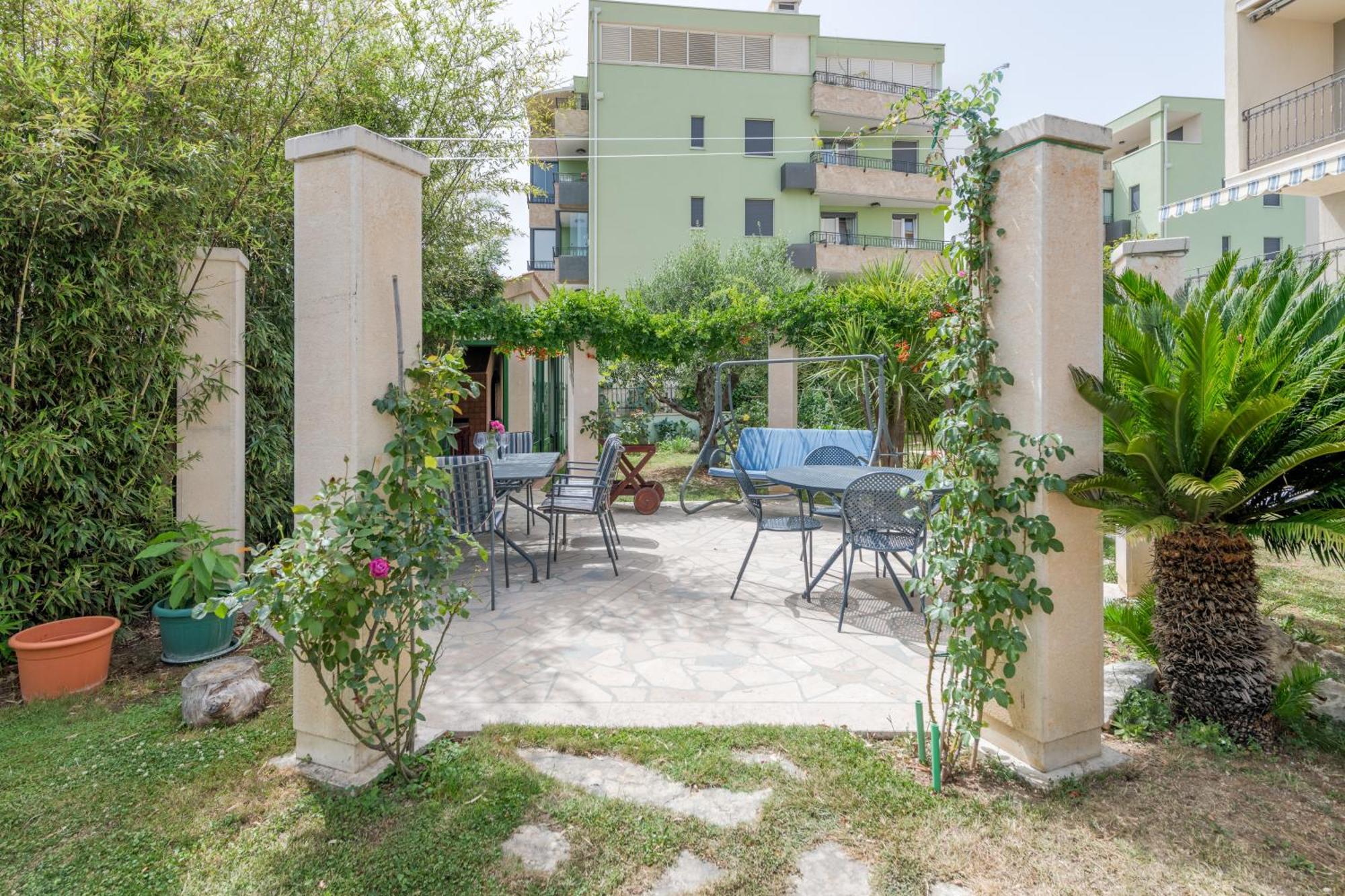 Blue Dolphin Apartment - Private Indoor Pool, Jacuzzi, Garden Split Kültér fotó