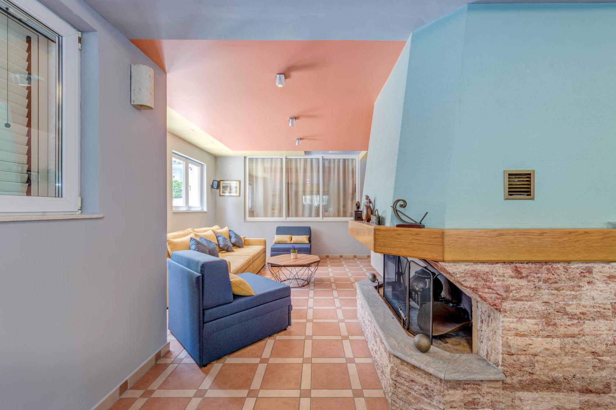 Blue Dolphin Apartment - Private Indoor Pool, Jacuzzi, Garden Split Kültér fotó