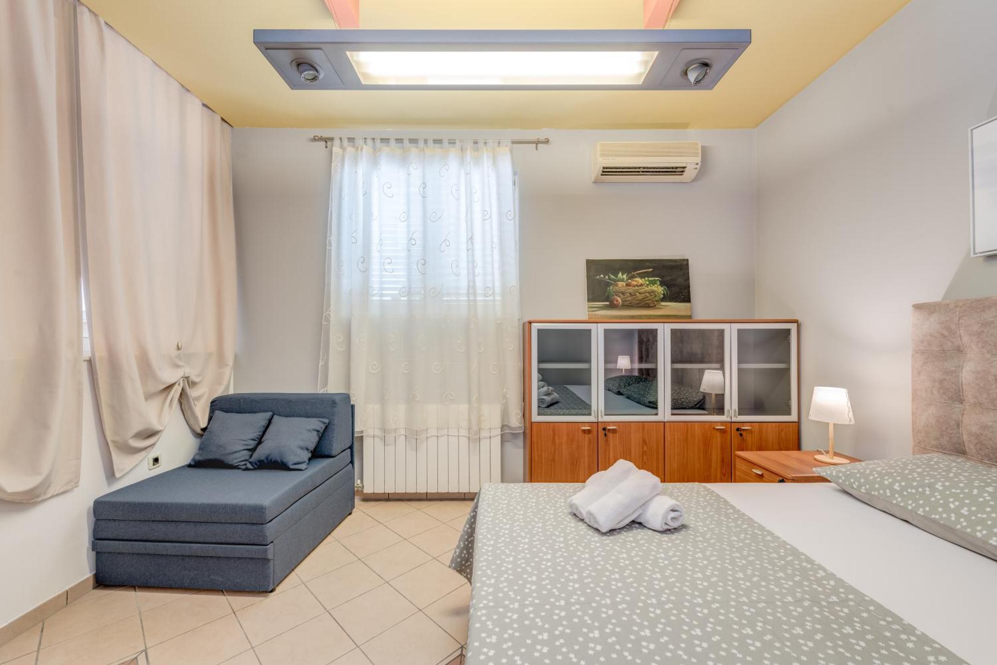 Blue Dolphin Apartment - Private Indoor Pool, Jacuzzi, Garden Split Kültér fotó