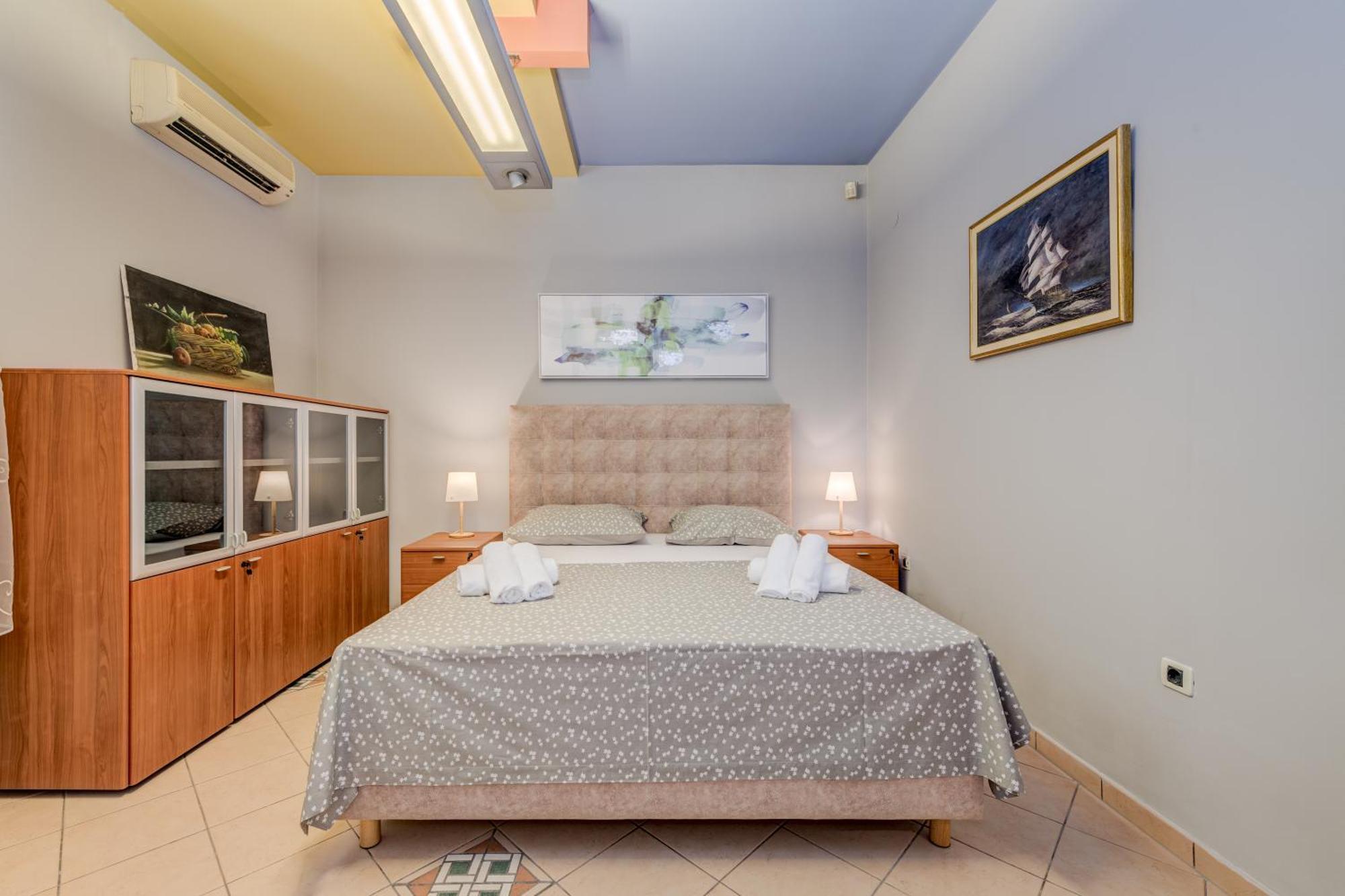 Blue Dolphin Apartment - Private Indoor Pool, Jacuzzi, Garden Split Kültér fotó
