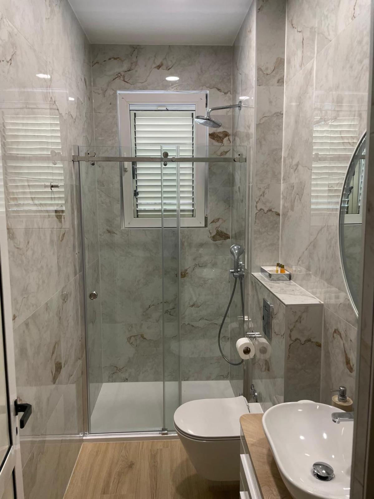 Blue Dolphin Apartment - Private Indoor Pool, Jacuzzi, Garden Split Kültér fotó
