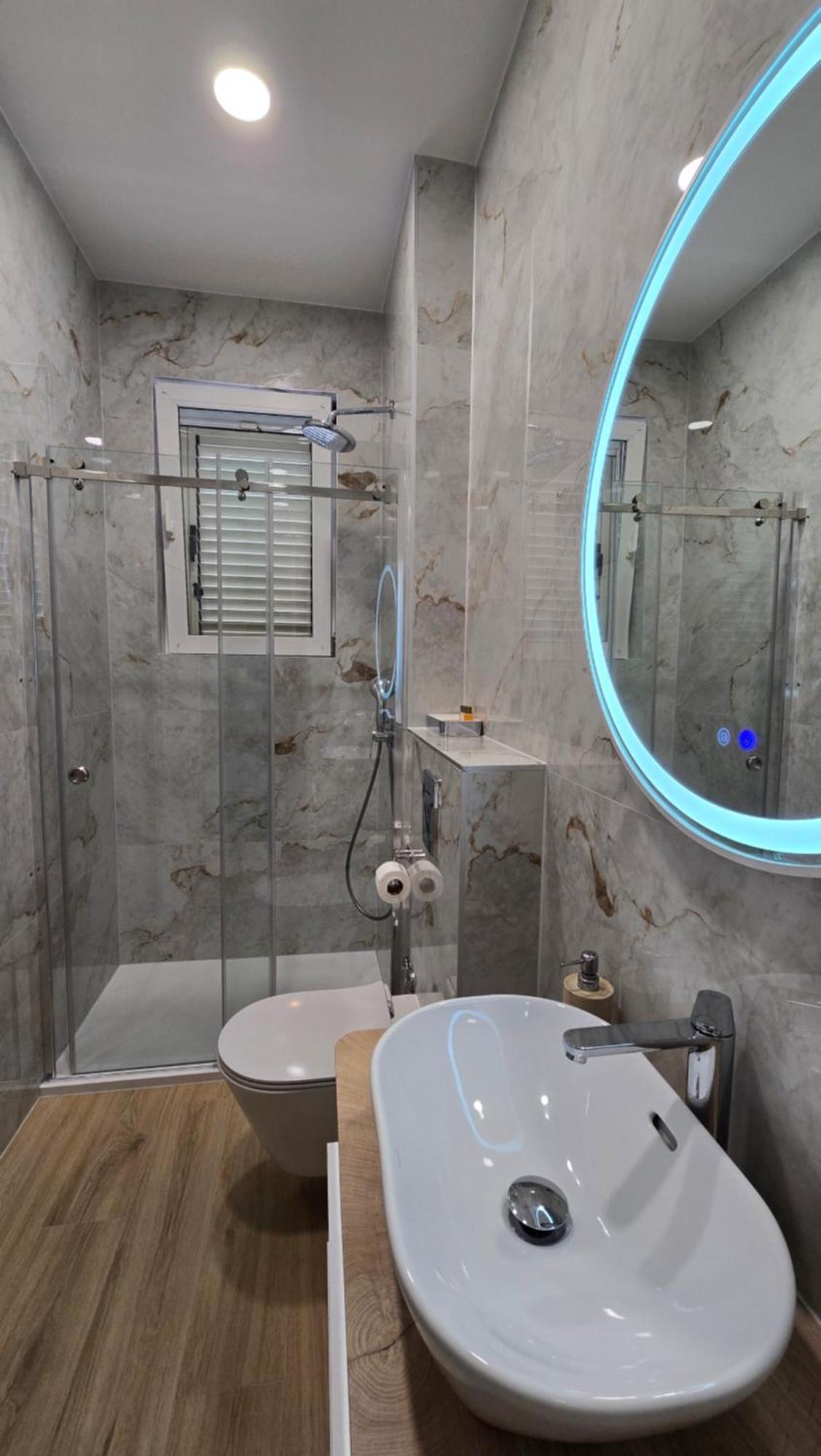 Blue Dolphin Apartment - Private Indoor Pool, Jacuzzi, Garden Split Kültér fotó