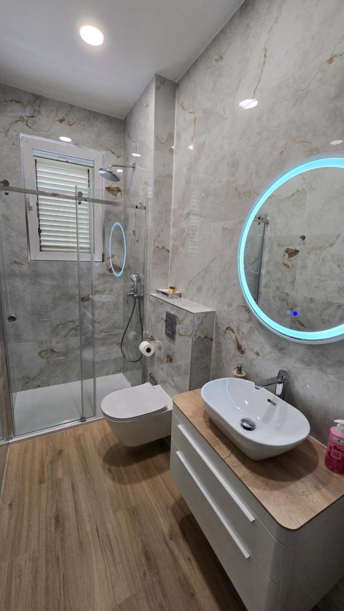 Blue Dolphin Apartment - Private Indoor Pool, Jacuzzi, Garden Split Kültér fotó
