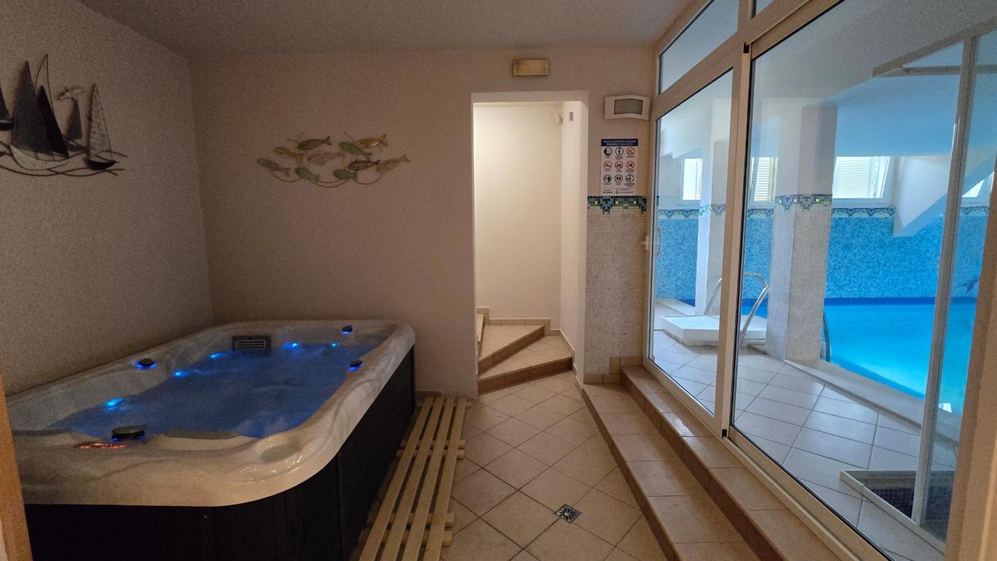 Blue Dolphin Apartment - Private Indoor Pool, Jacuzzi, Garden Split Kültér fotó